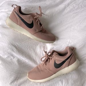 Women’s Nike Roshe One in Light Pink